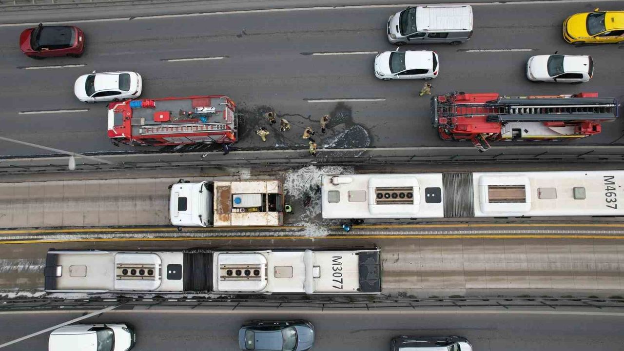 Avcılar'da Metrobüs Yangını: Seferlerde Aksama Yaşandı!