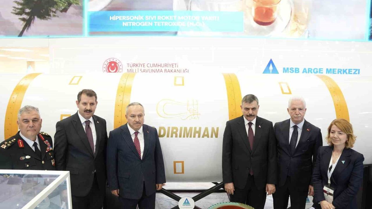 Bakan Çiftçi, SAHA EXPO'da yerli ve milli ürünleri inceledi