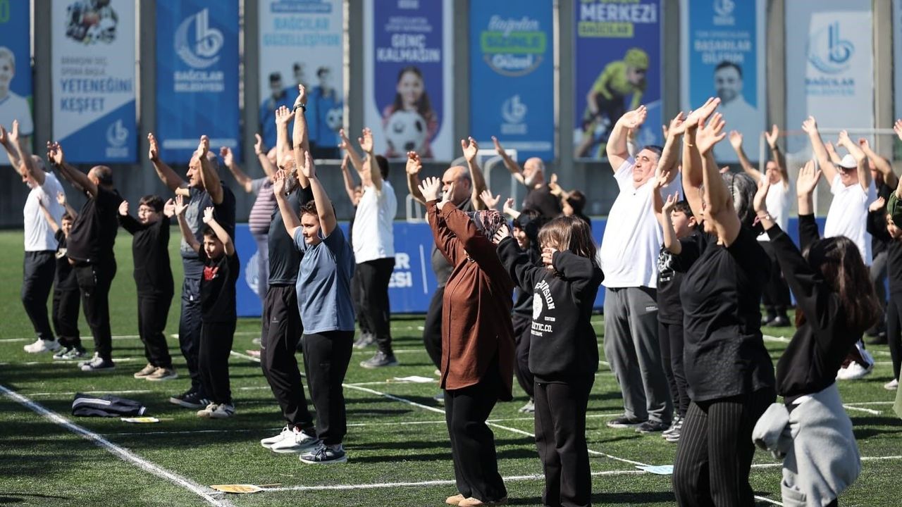 Çocuklar ve yetişkinler zumba etkinliğinde bir araya geldi