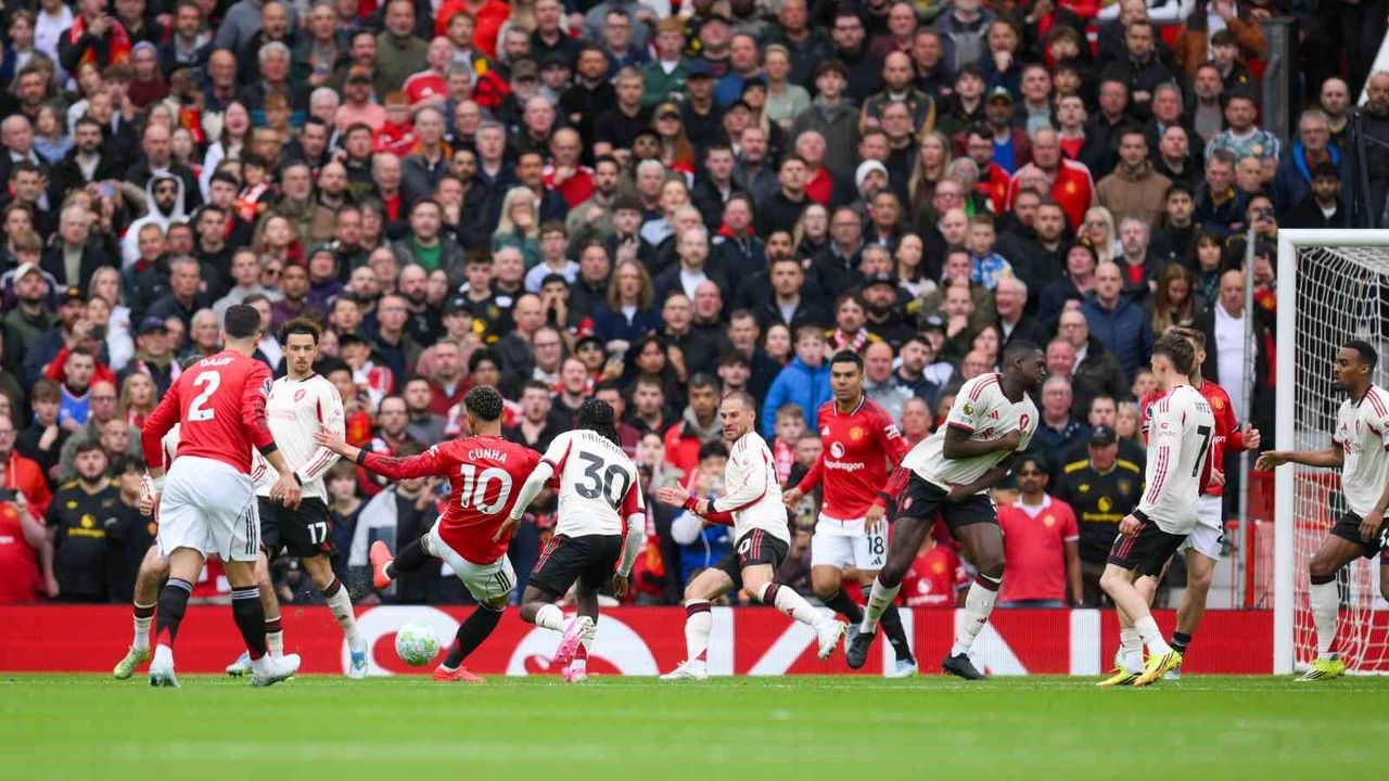 Dev maçta Manchester United, evinde Liverpool'u yendi