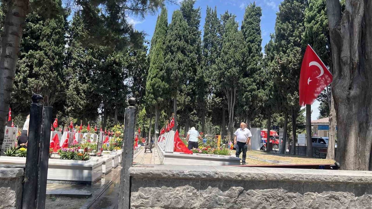Edirnekapı Şehitliği’nde Bayramın İkinci Gününde Duygu Dolu Ziyaret