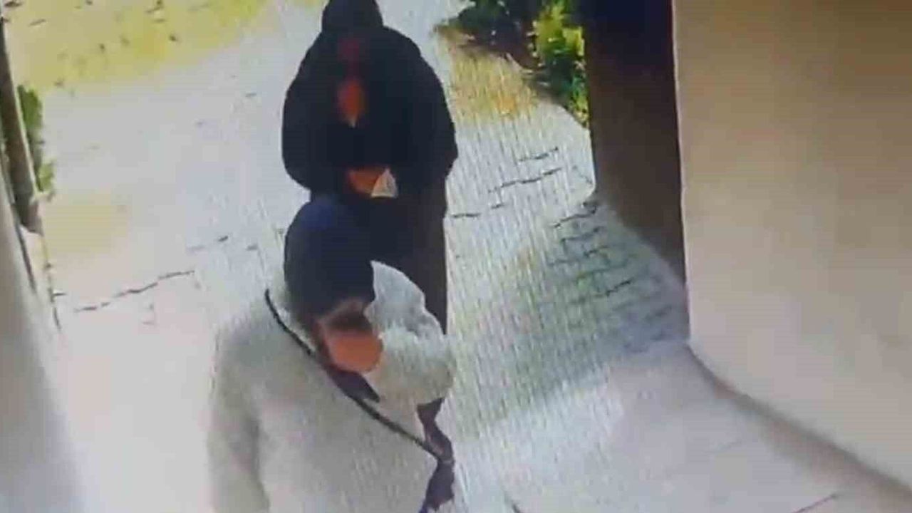 Evlerden hırsızlık yapan iki kadın kıskıvrak yakalandı