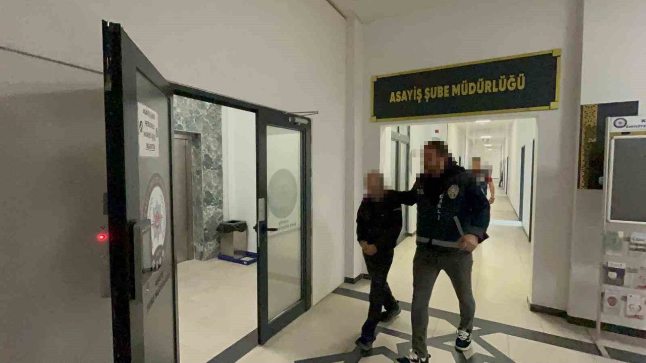 Evlerden hırsızlık yapan şüpheli kiralık araçla kaçarken yakalandı