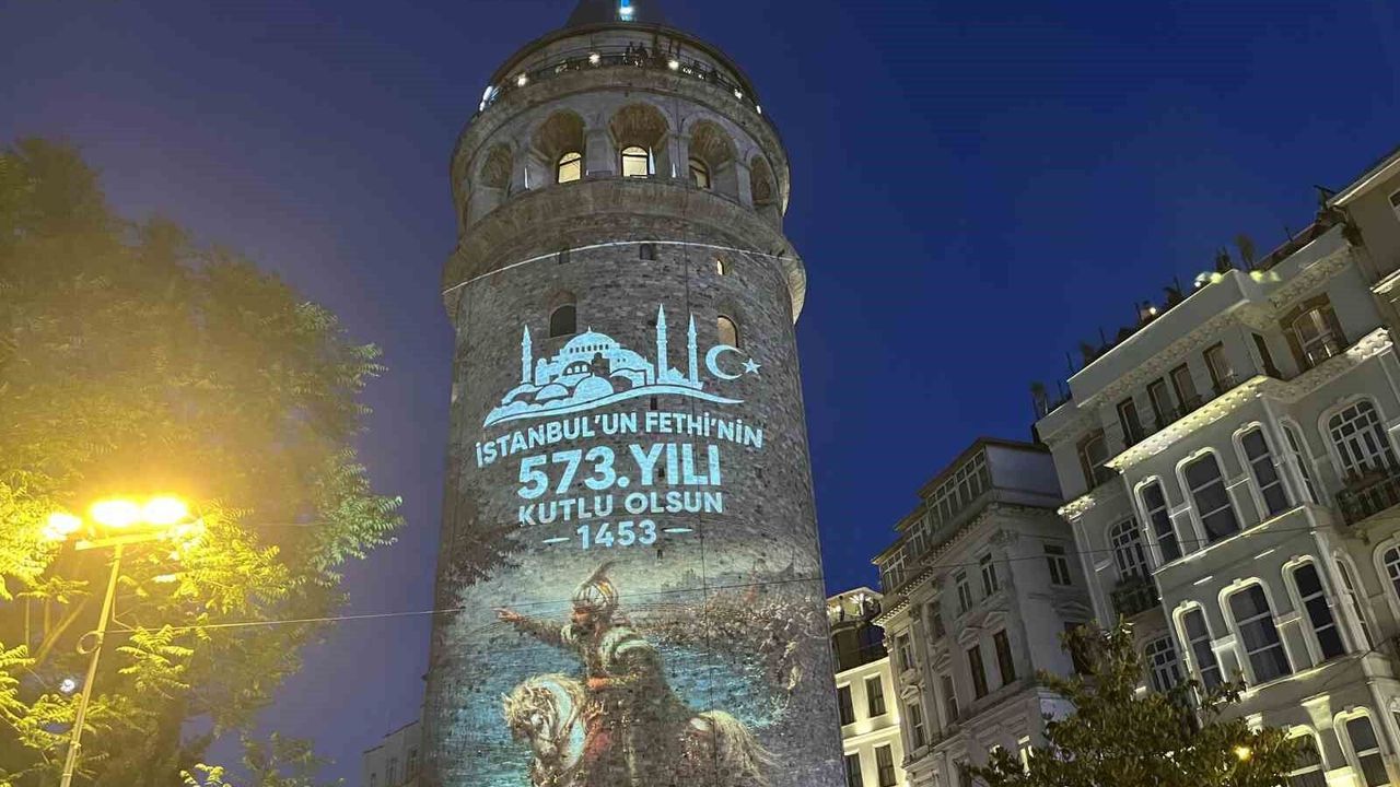 Galata Kulesi'nde İstanbul'un fethinin 573. yıl dönümün özel ışık gösterisi