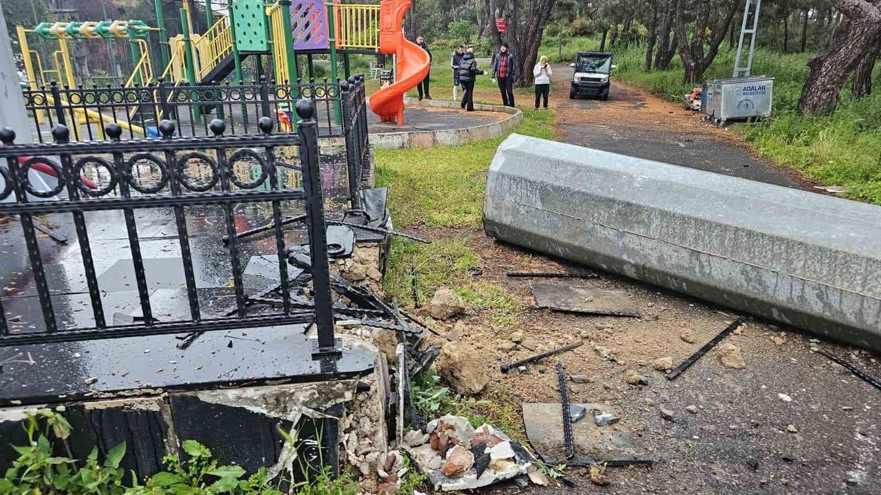 Heybeliada'nın simgesi dev bayrak direği şiddetli rüzgarda devrildi