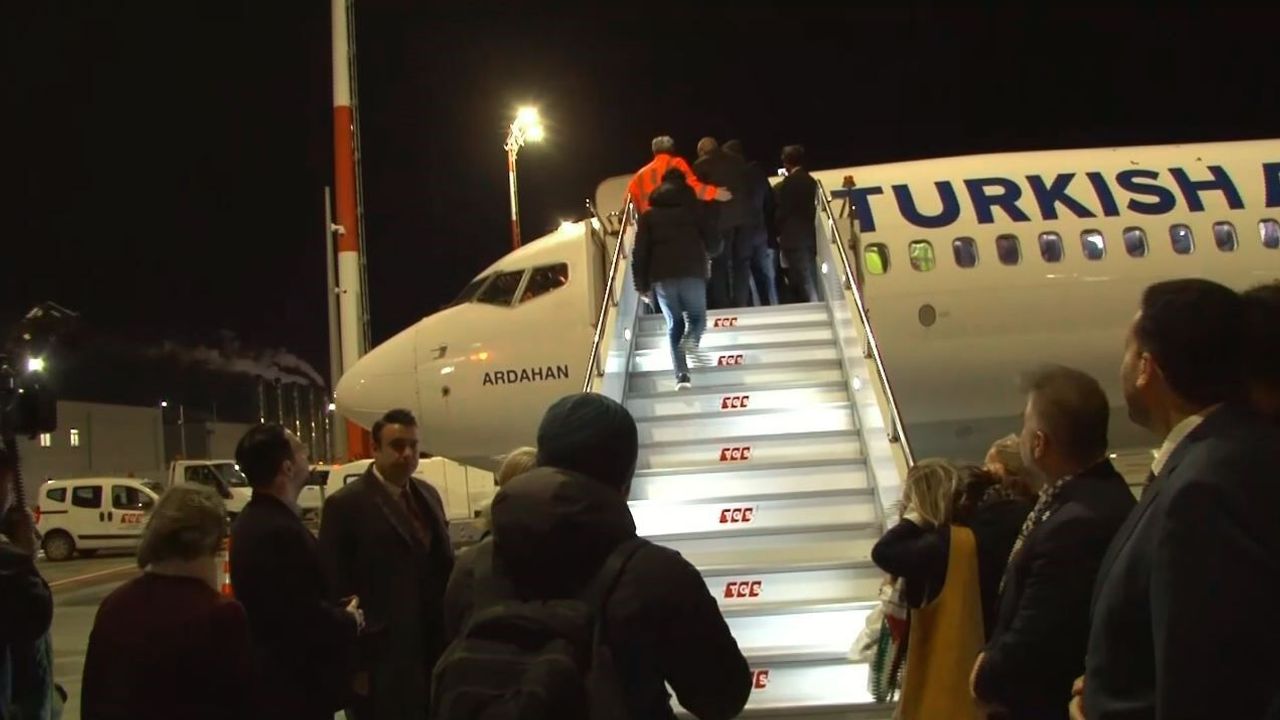İsrail'in alıkoyduğu Küresel Sumud Filosu aktivistlerini taşıyan uçak İstanbul'a geldi
