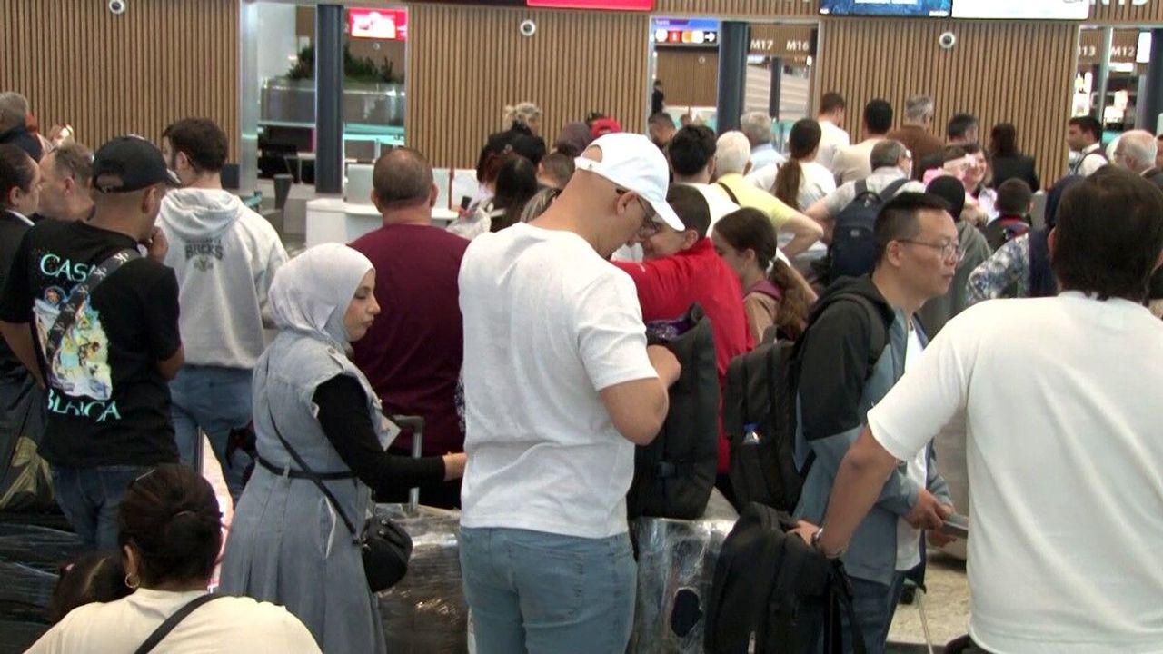 İstanbul Havalimanı'nda dönüş yoğunluğu başladı