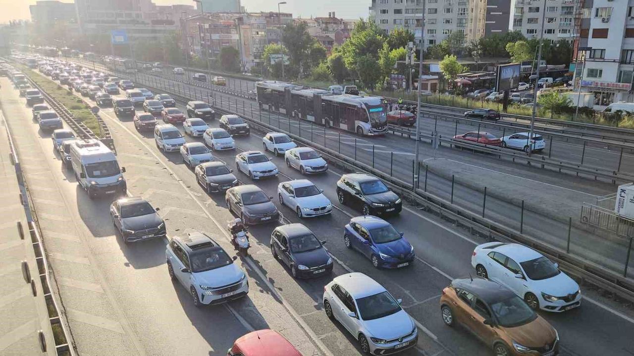 İstanbul'da akşam saatlerinde trafik yüzde 78'e ulaştı