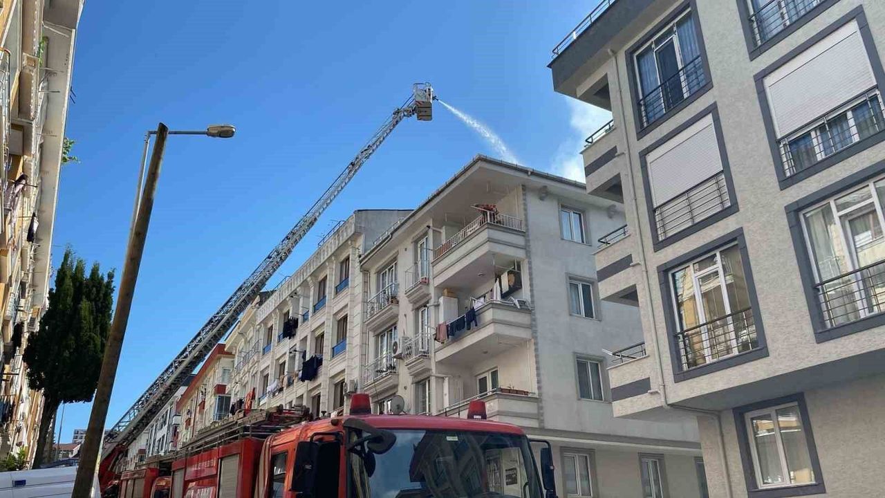 Küçükçekmece’de Korkutan Çatı Yangını: Dumandan Etkilenenler Var!