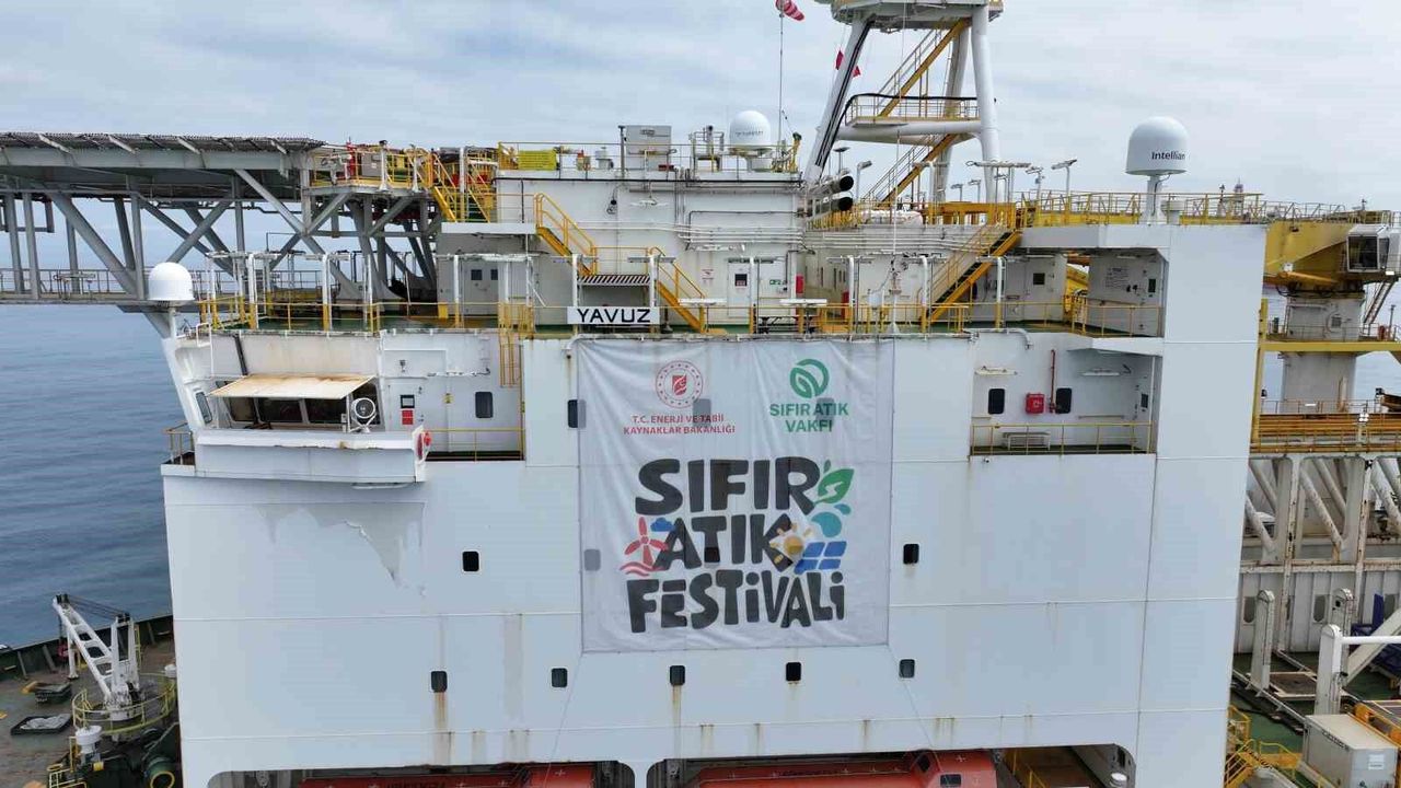 Yavuz Derin Deniz Sondaj Gemisi'ne 'Sıfır Atık Festivali' yazılı bir pankart asıldı