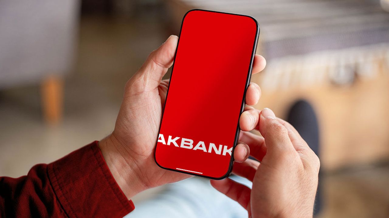 Akbank’tan Emekliye Tarihi Teklif: 100 Bin TL’lik Paketle Sahneye Çıktı