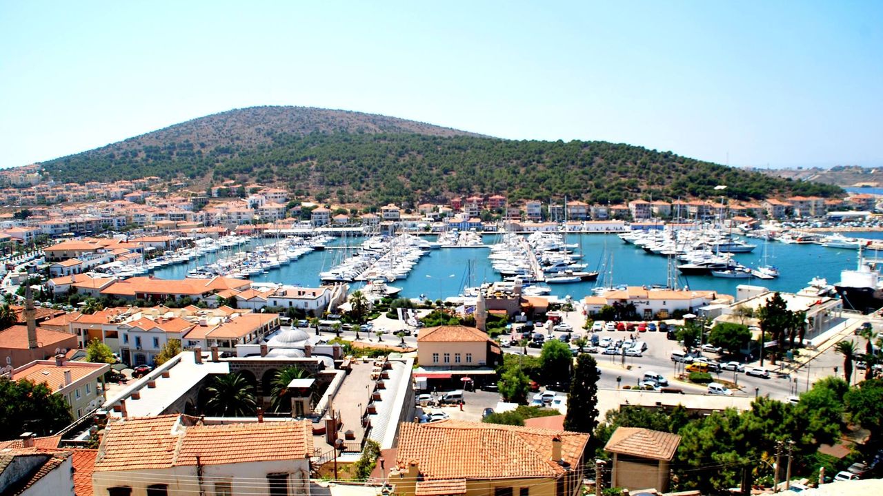 Ege’de Bayram Patlaması! Çeşme ve Alaçatı Sahillerinde İğne Atsan Yere Düşmüyor