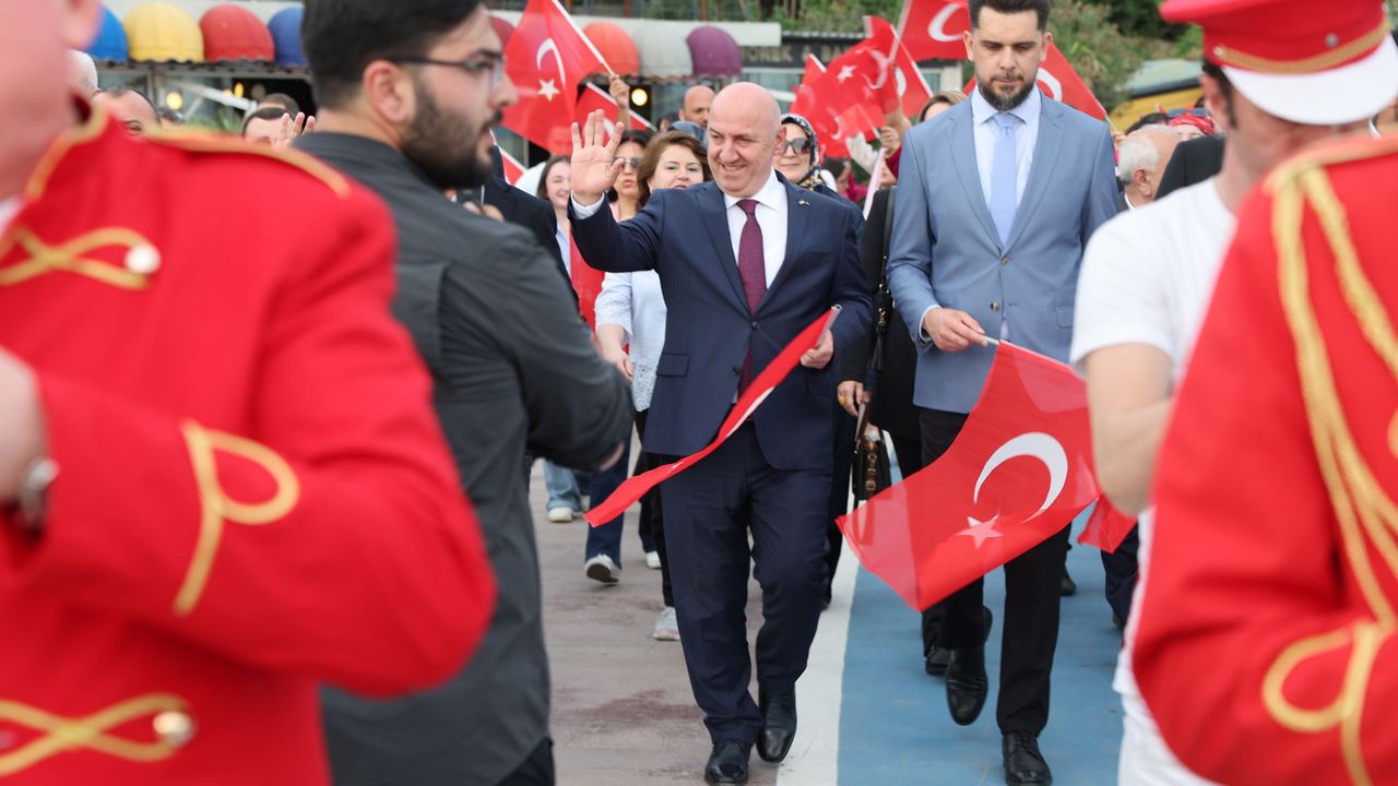 Darıca Sahili'nde Görsel Şölen: Burak King ve Erdal Toprak Konseriyle 19 Mayıs Zirve Yaptı