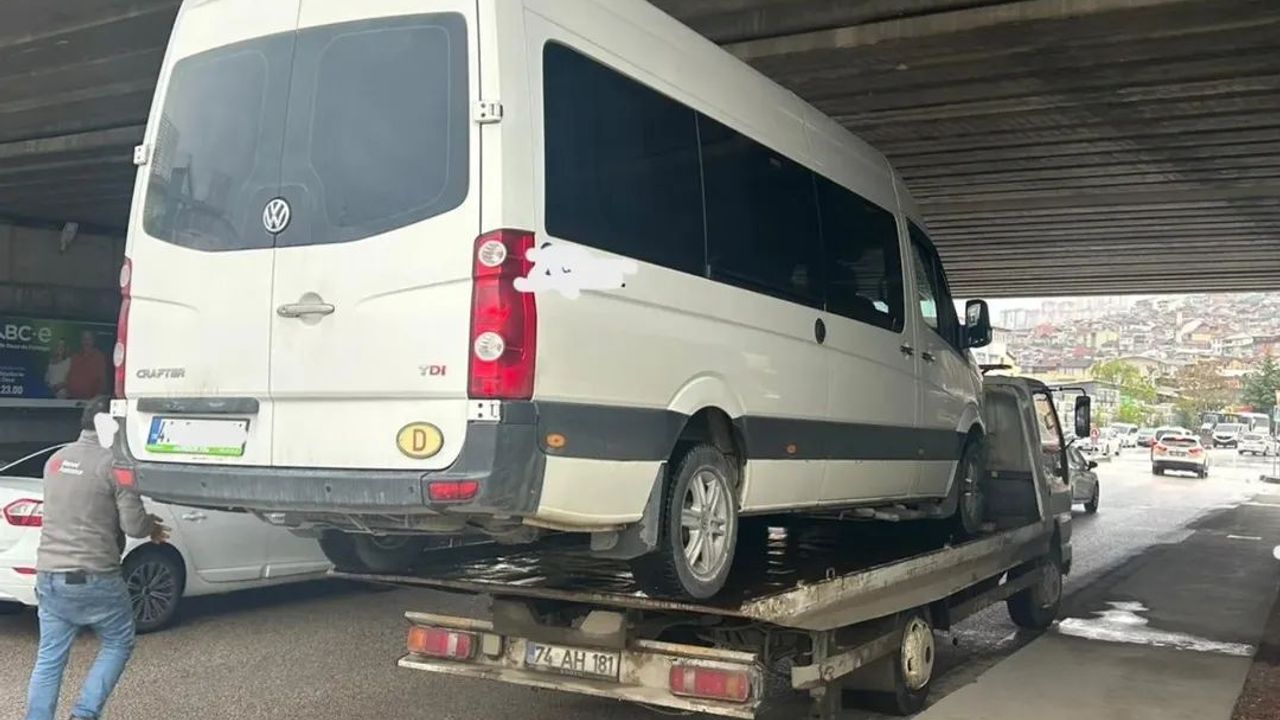 İzmit Otogar Kavşağı’nda Korsan Servis Operasyonu