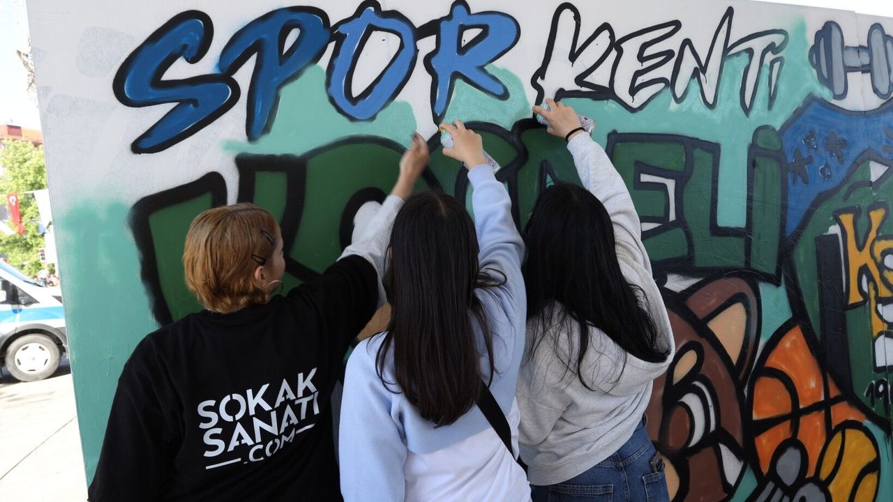 EnFest’te Gençlik Şov Sürüyor: İzmit Milli İrade Meydanı Dev Bir Grafiti Duvarıyla Renklendi