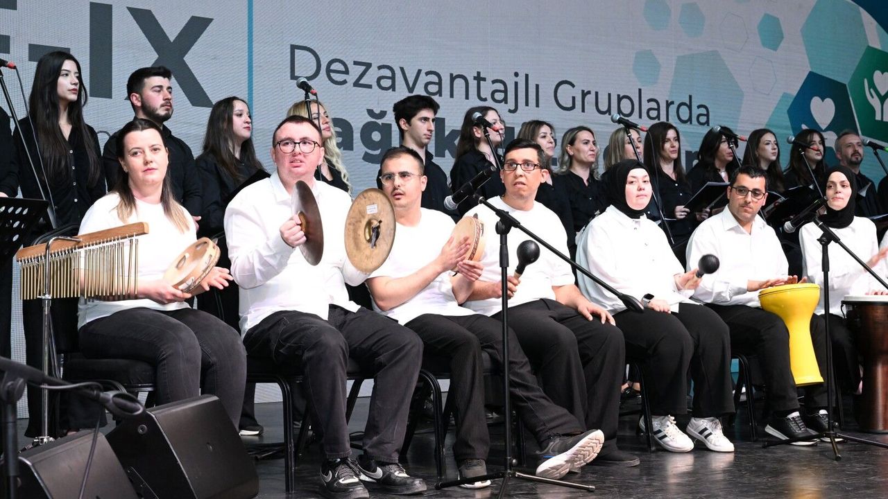 Kongre Merkezi’nde Duygusal Anlar: Gonca Engelsiz Yaşam Merkezi Ritim Grubu Ayakta Alkışlandı