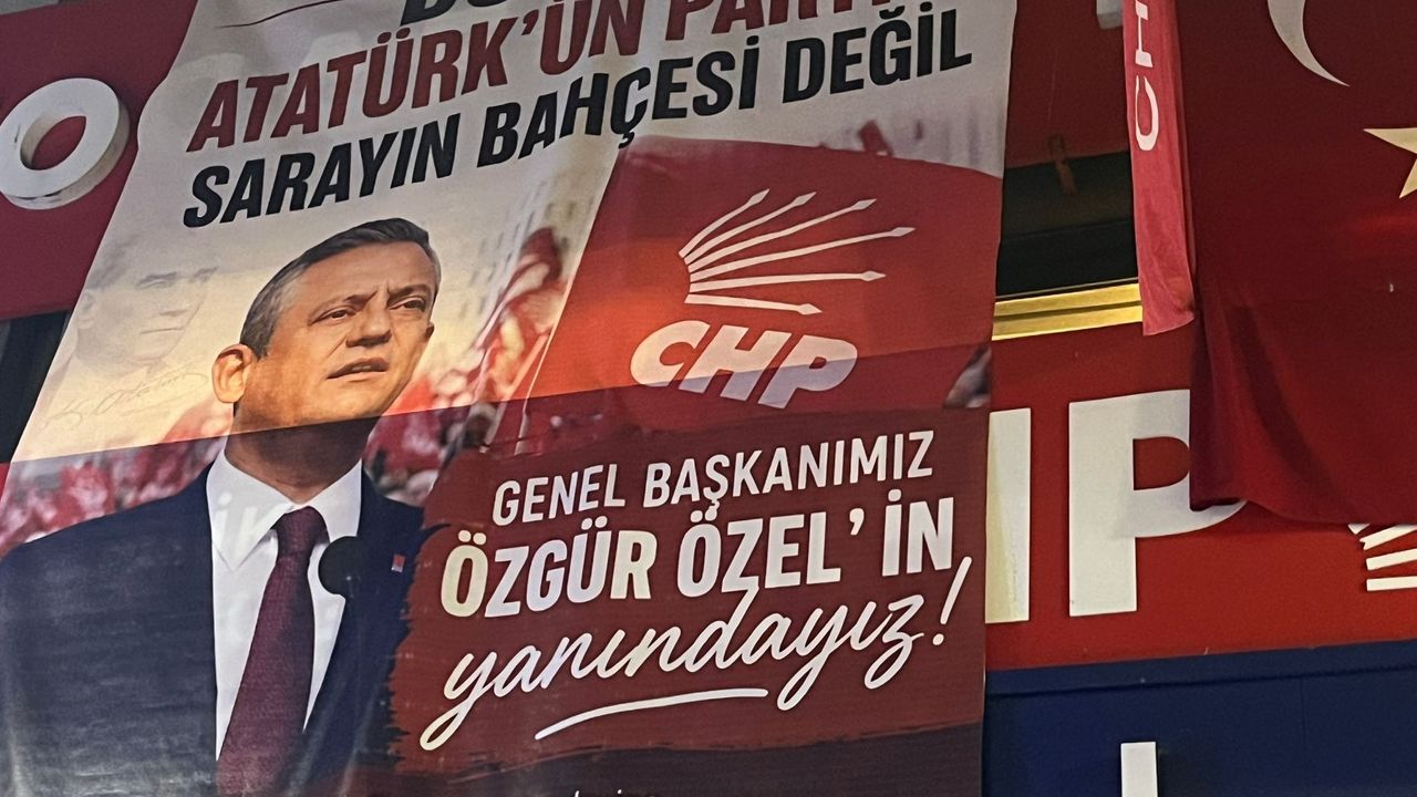 CHP Kocaeli İl Binasına Özgür Özel Pankartı