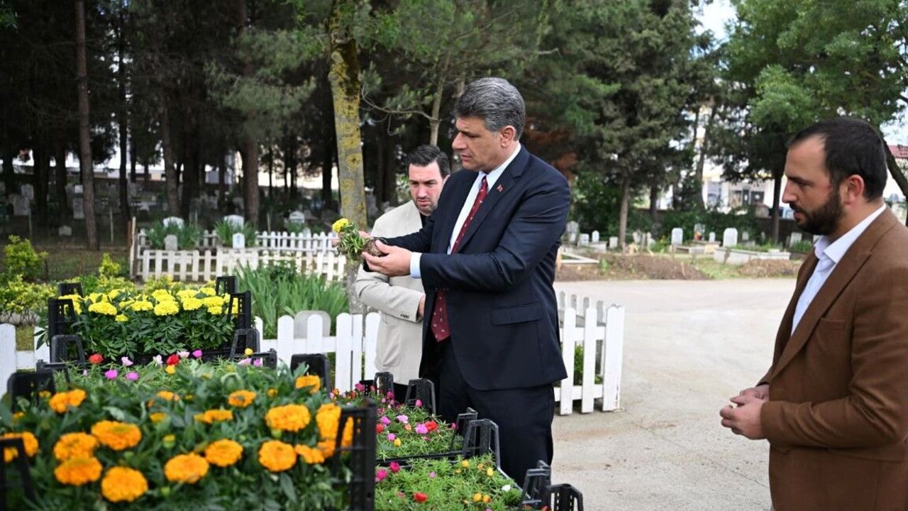 Kartepe Belediyesi Mezarlıklarda Vatandaşlara Ücretsiz Çiçek Dağıttı