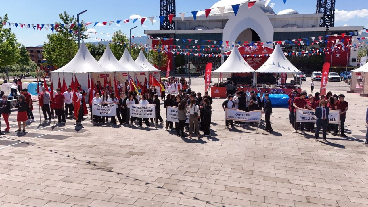 Kartepe Kent Meydanı'nda Bayram Şöleni: Genç Sporcuların Gösterileri Büyük Alkış Aldı