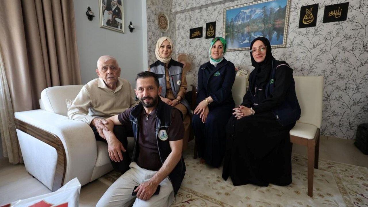 Kartepe'de Anlamlı Bayram Mesaisi: Alo Evlat Büyüklerin Kapısını Sevgiyle Çaldı!