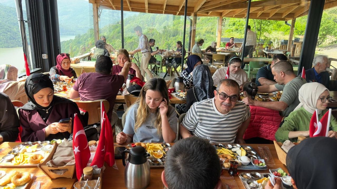 MHP Başiskele’den Yuvacık’ta Anlamlı "Gönül Sofrası": Özel Bireyler ve Aileleri Kahvaltıda Buluştu