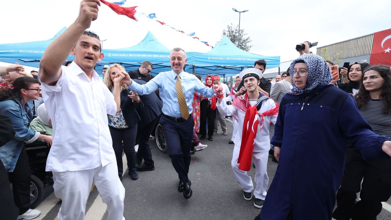 Başkan Büyükakın direksiyona geçti, özel askerler konvoyla şehri turladı