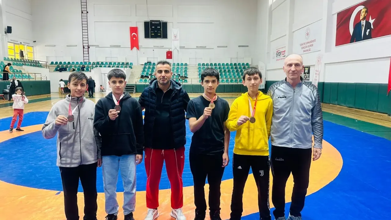 Körfez’in Genç Pehlivanlarından Madalya Yağmuru