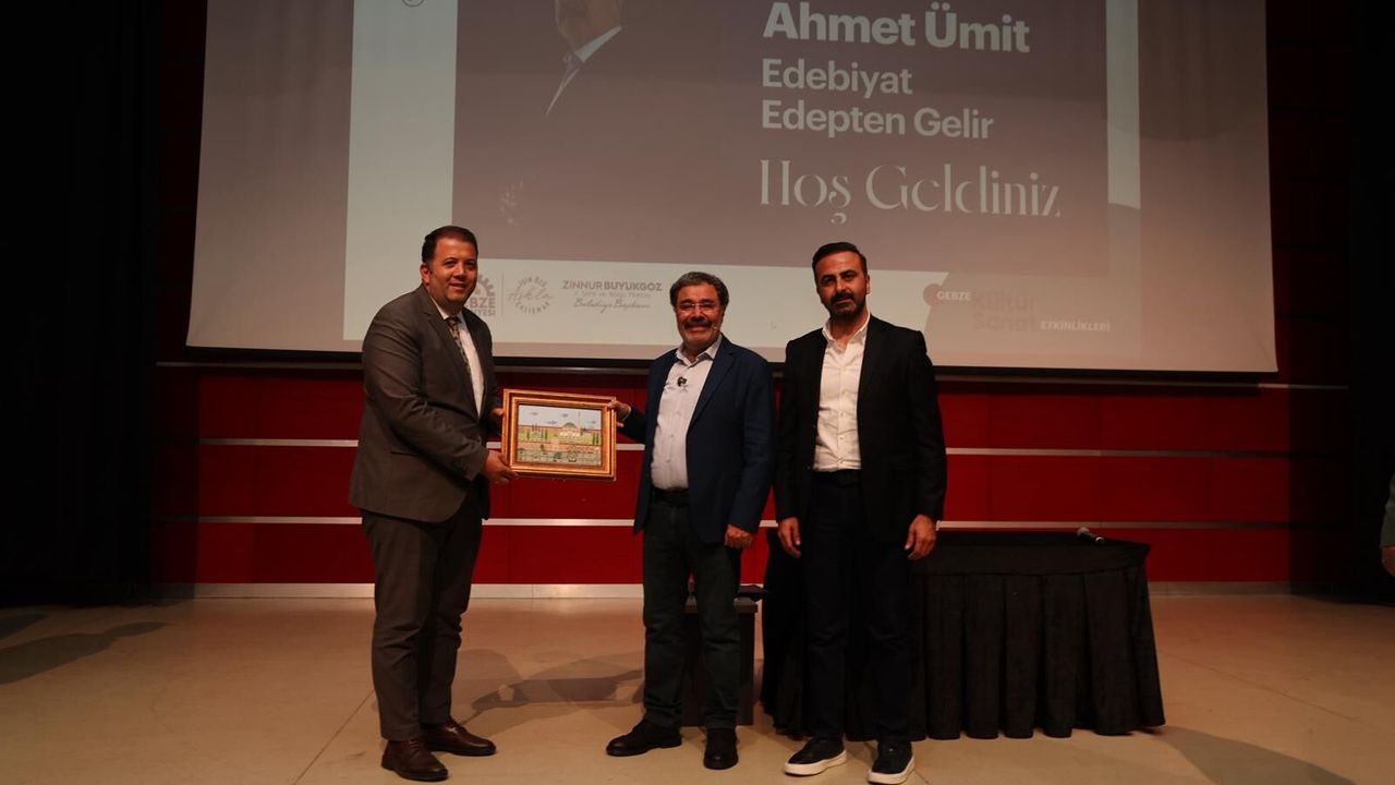 Gebze’de Edebiyat Buluşması: Ahmet Ümit Kitapseverlerle Bir Araya Geldi