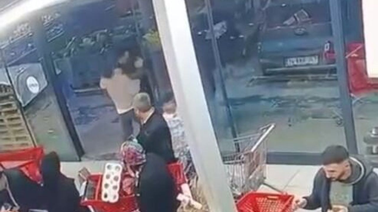 Yanına Çağırıp Kafa Attı