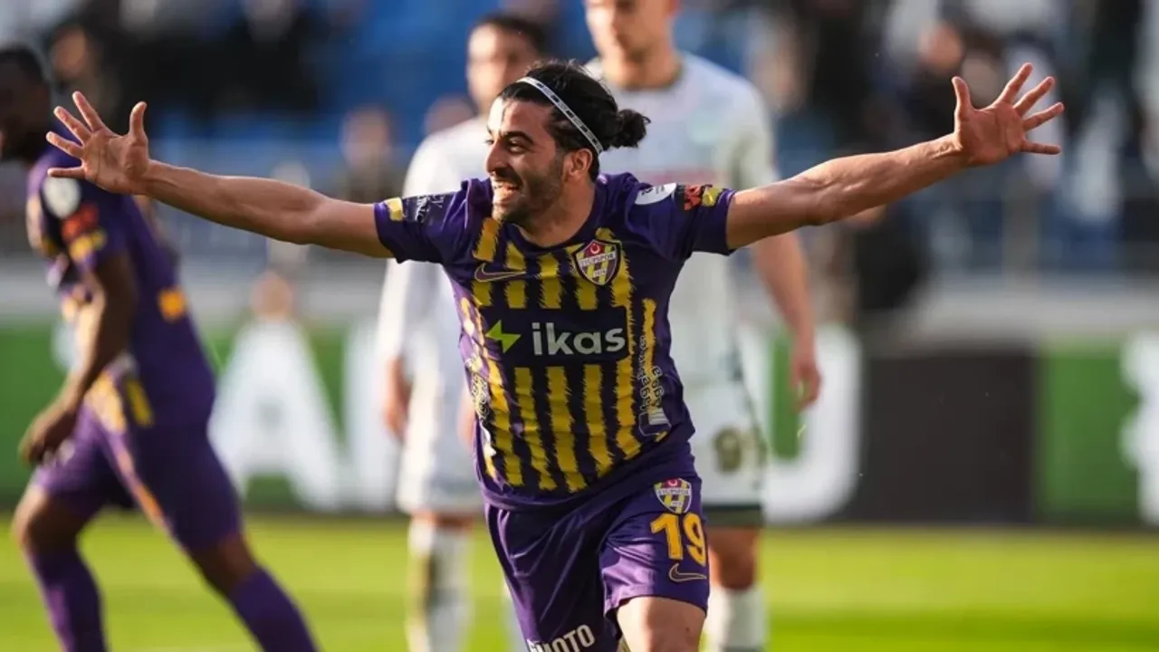 Süper Lig'de takımını kümede tuttu! Yıldız isimden ayrılık kararı