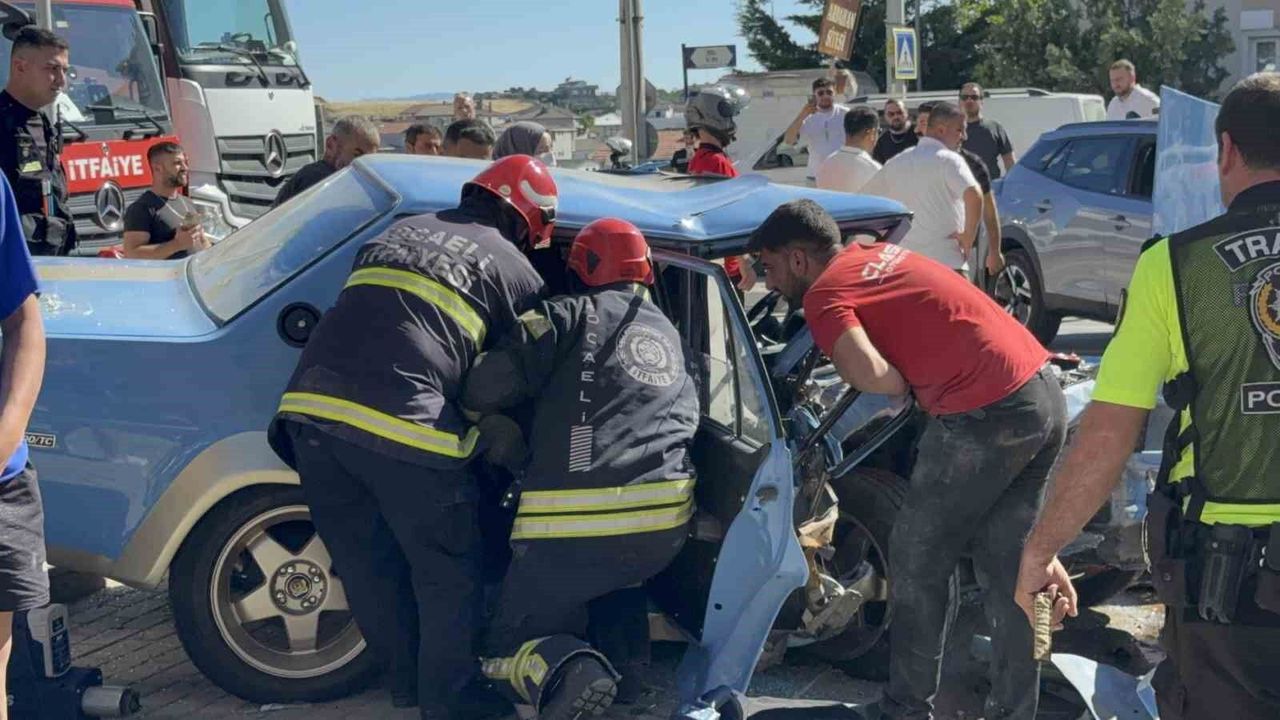 Darıca’da Kontrolden Çıkan Otomobil Karşı Şeride Geçti: 3 Yaralı
