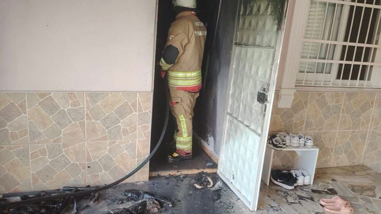 Arsuz’da Müstakil Evin Deposu Alev Alev Yandı: Ekiplerin Hızlı Müdahalesi Evi Kül Olmaktan Kurtardı