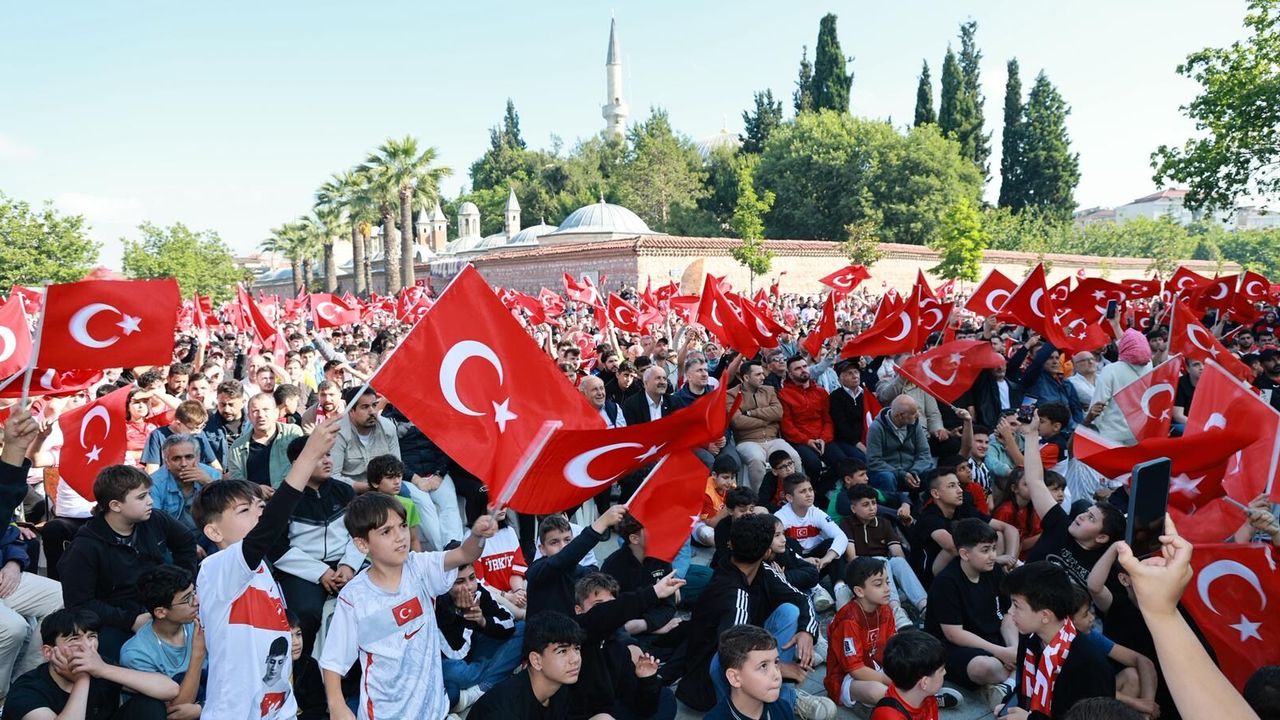 Gebze'de Şafak Vaktinde Milli Mesai: Dünya Kupası Heyecanı Kent Meydanı’nı Doldurdu