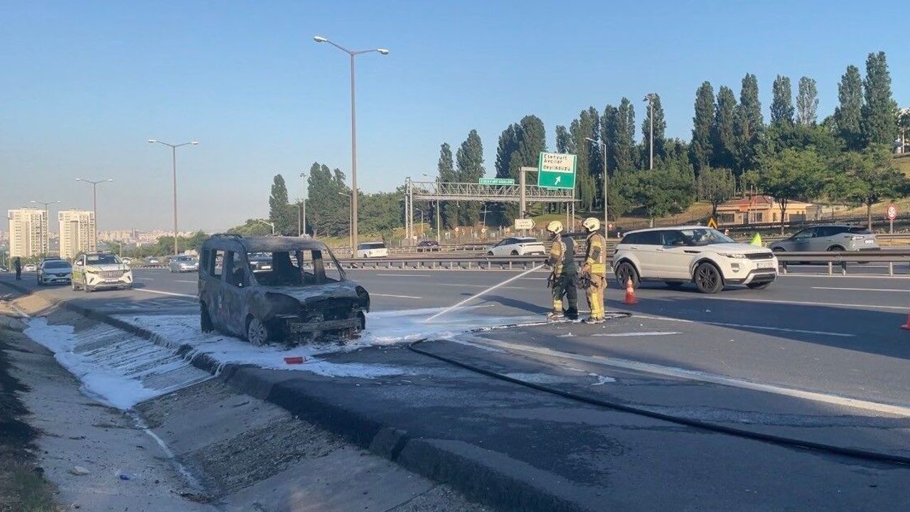 Esenyurt TEM Otoyolu'nda hafif ticari araç alev alev yandı