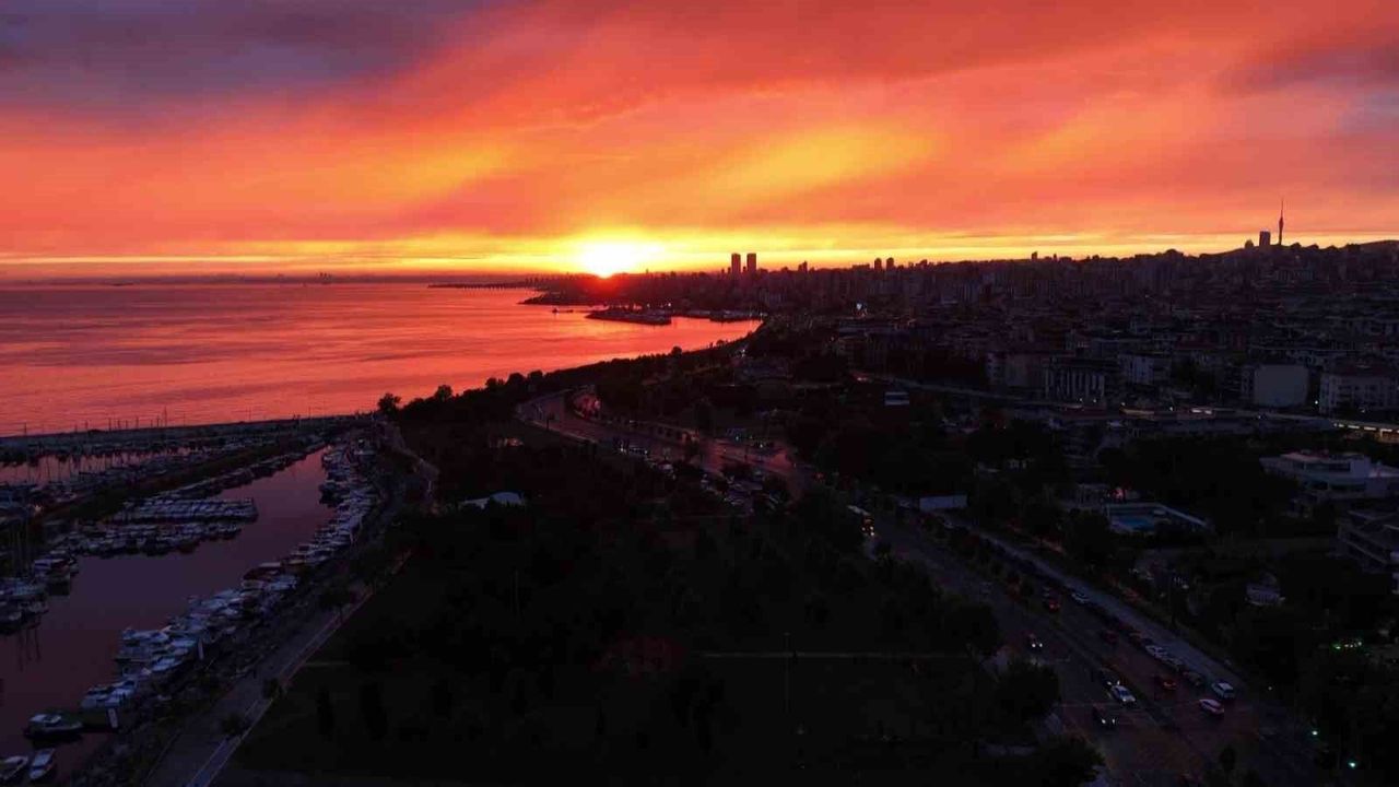 İstanbul'da yağmur sonrası gün batımı mest etti
