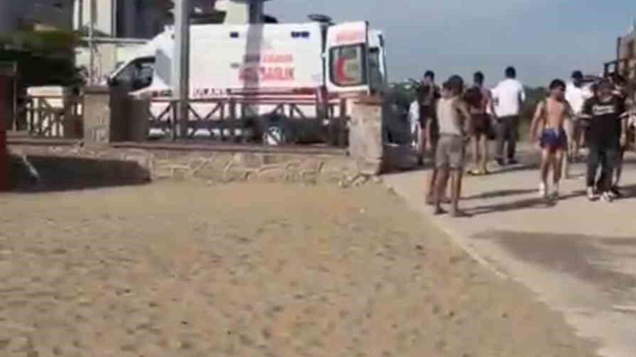 Serinlemek için girdiği denizde boğuldu, kardeşi hastaneye kaldırıldı