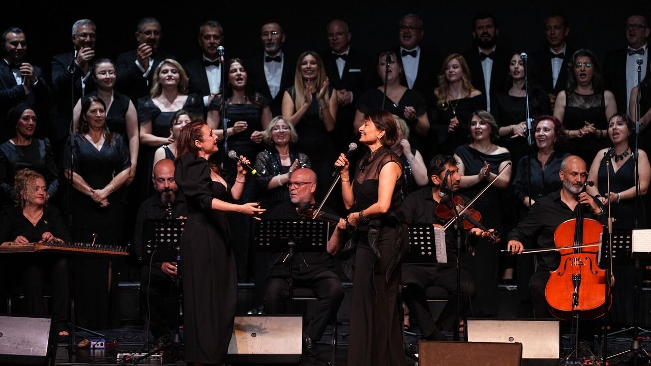 Kocaeli Kongre Merkezi'nde Şarkılar Yaz İçin Söylendi: TSM Korosu Mest Etti
