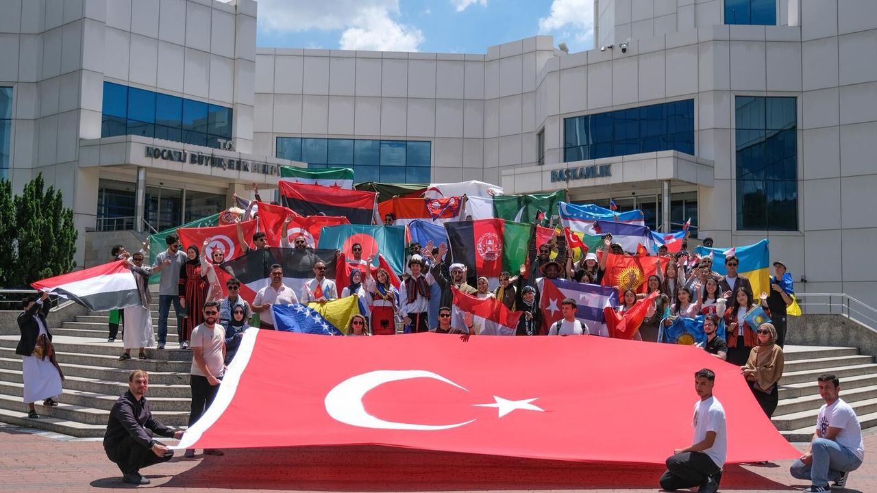 İzmit Kent Meydanı'nda Dünya Buluştu: 46 Ülkenin Kültürü Kocaeli’de Harmanlandı