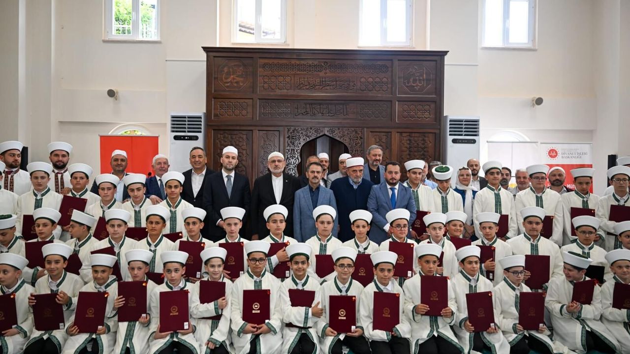 Vali Aktaş, Kocaeli'de Hafızlık Eğitimini Tamamlayan Öğrencilerin Sevincine Ortak Oldu