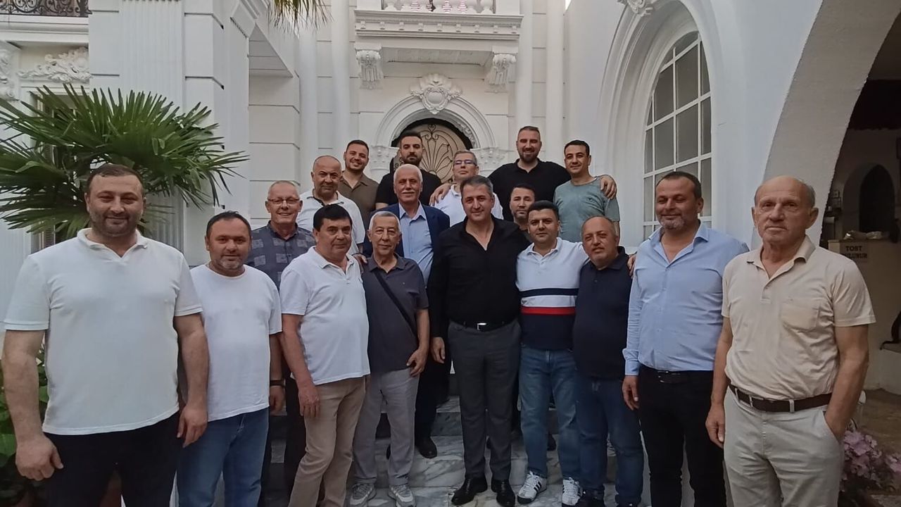 Kocaeli Şoförler Odası Başkanı Seyfi Özkar’dan Dostluk ve Lezzet Gecesi! Ünlü İsimler Bir Araya Geldi