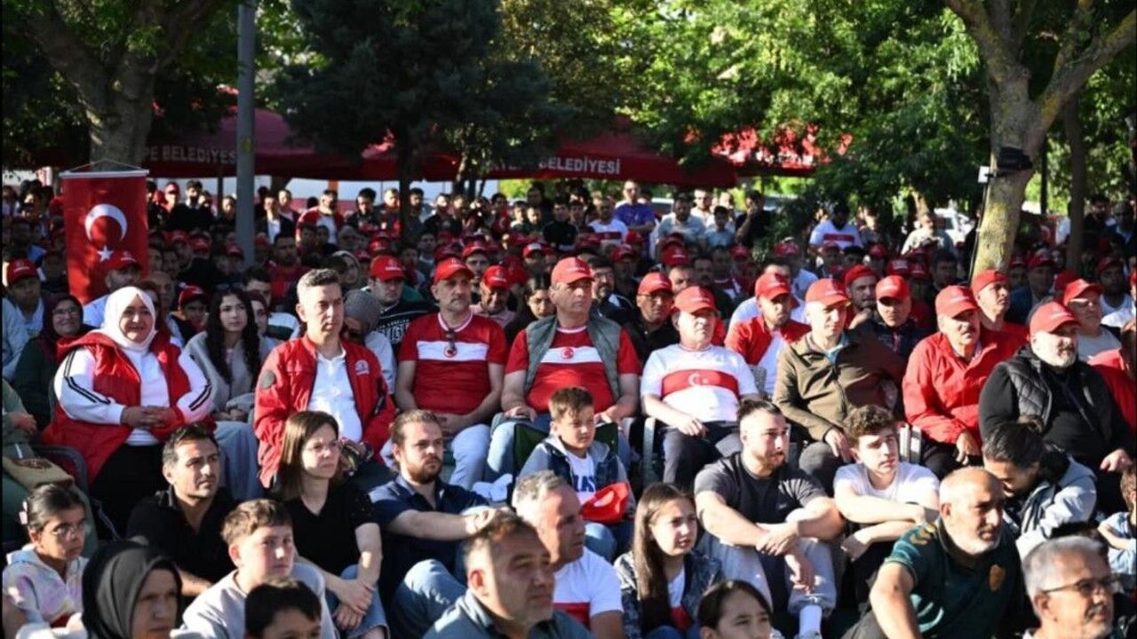 Kartepe’de Milli Heyecan: Yüzlerce Kişi Dev Ekranda Maçı İzledi