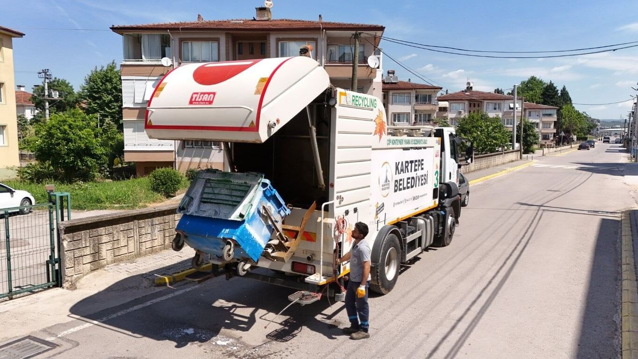Kartepe’de Kurban Bayramı Sonrası Büyük Temizlik: Konteynerler Köşe Bucak Dezenfekte Ediliyor