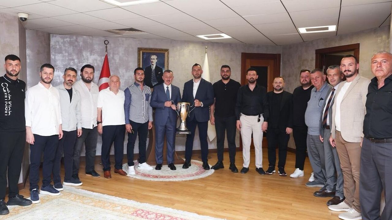 Şampiyon Gölcükspor Kupasıyla Başkan Büyükakın’a Geldi!
