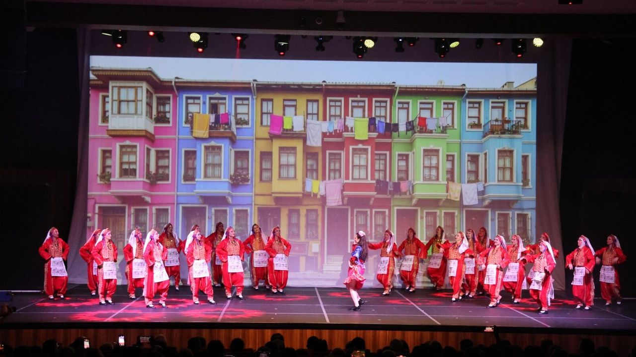 Kocaeli’de Muazzam Kültür Şöleni! 220 Öğretmen Aynı Sahnede Devleşti, Final Ayakta Alkışlandı