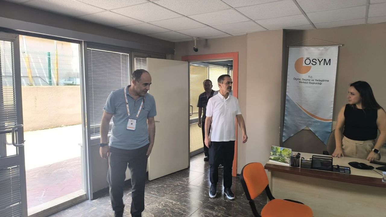 Kocaeli’de YKS Maratonu Sürüyor: Vali Aktaş Velilerin Heyecanına Ortak Oldu