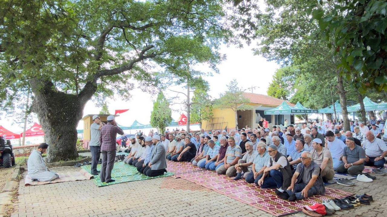 İzmit Kulmahmut Mahallesi’nde Geçmişlerin Ruhuna Mevlid Programı Düzenlendi