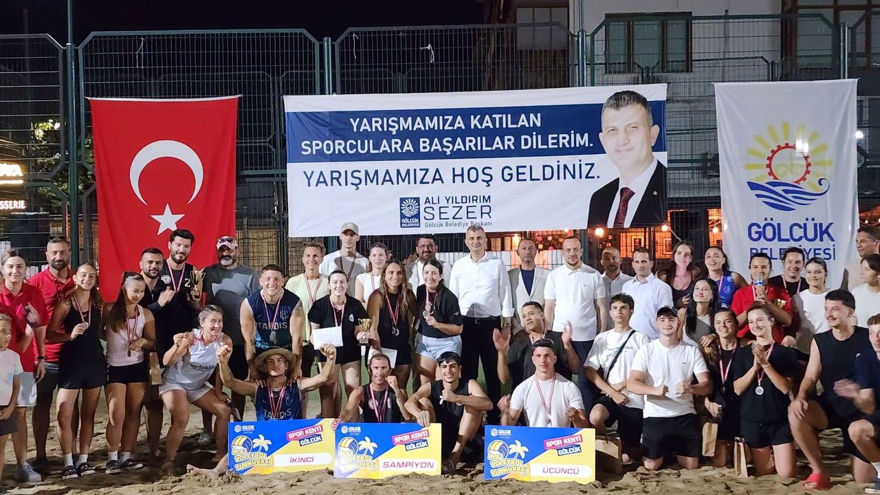 Gölcük'te plaj voleybolunda şampiyonlar belli oldu