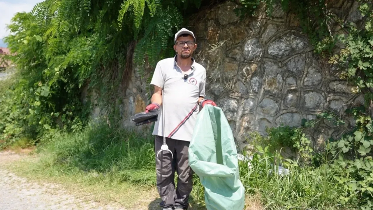 Yol kenarında bulduğu hazineyi tereddüt etmeden teslim etti!