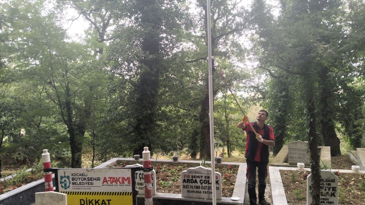 İzmit Hakkaniye Şehitliği'nde Türk bayrağı yenilendi