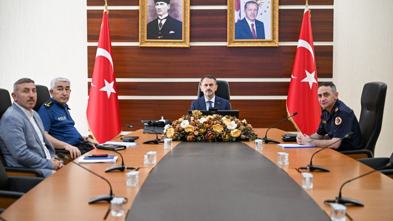 Kocaeli Valisi İlhami Aktaş Spor Güvenliği Toplantısı'na Katıldı: Yeni Sezon Önlemleri Masada